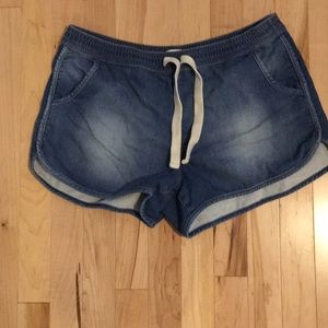 Jean shorts with elastic waist and white ties
